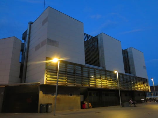 Exterior view of Escola Fort Pienc on Ali Bei street in Barcelona’s Eixample district, near Estació del Nord, showing a modern multi-use educational complex.