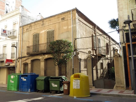 Man Stabs Another in Santa Coloma Fight, Flees Scene