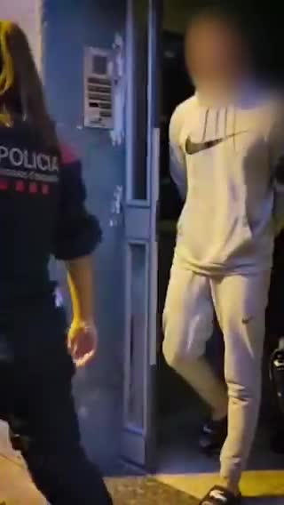 Mossos Arrest 30-Year-Old in Nou Barris Gun Case