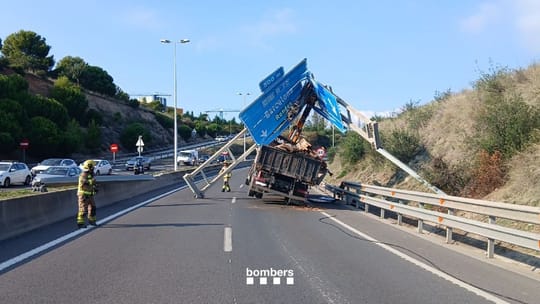 Truck Knocks Down Sign, Closes N-II to B-20 Link in Montgat
