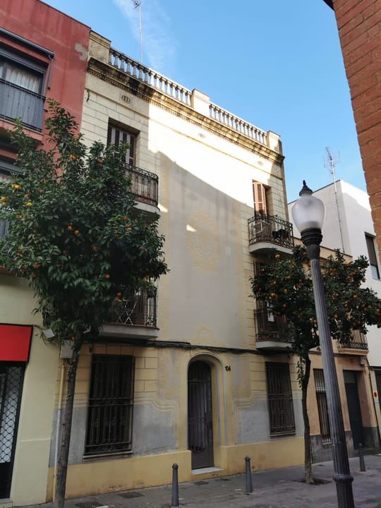 A protest banner hangs on a residential building on Carrer del Llenguadoc in Barcelona, where an eviction is scheduled for October 7, 2026.