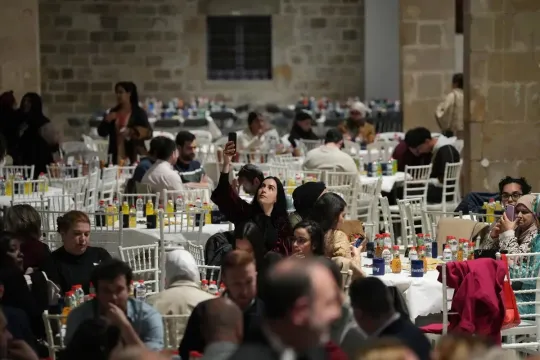 Barcelona Iftar Gathers 1,100 in Call for Peace, Dialogue