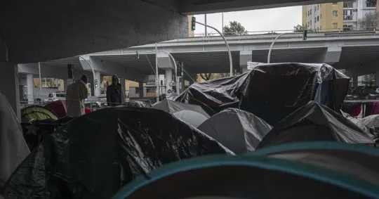 Badalona B9 Evictees Endure Freezing Rain Without Shelter