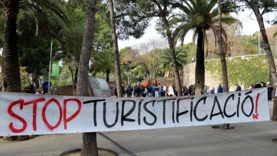 Barcelona Residents Block Park Güell Road Over Tourism