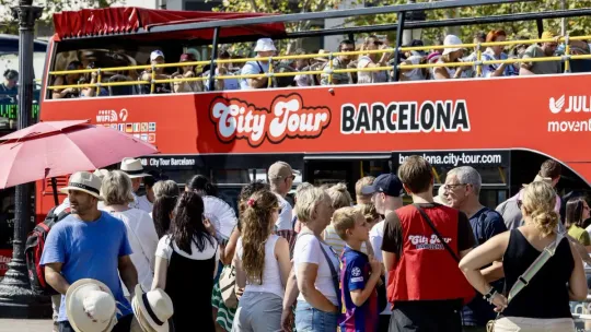 Tourism Saturation Debate Triggers Confidence Motion Threat in Barcelona Government