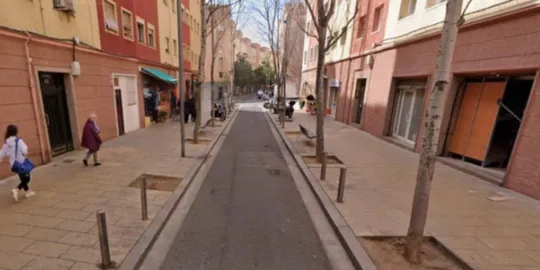 Phone Thief Assaulted in Nou Barris Bar, Victim Reported