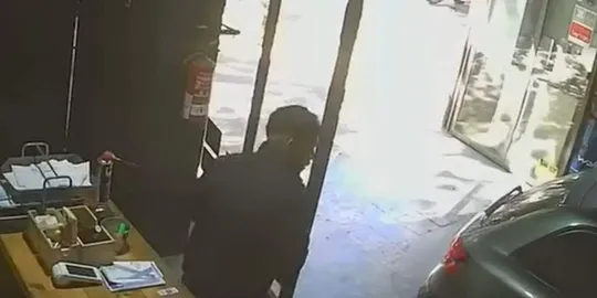 CCTV footage shows a man entering a mechanics workshop in Barcelona's Sant Martí district.
