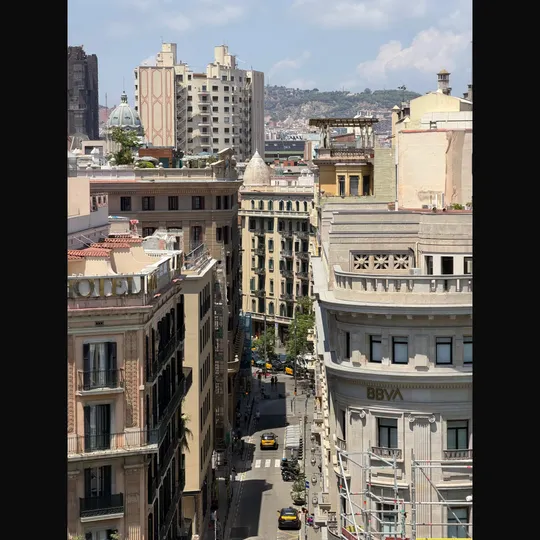 Rendering of a new green space on Carrer del Pintor Tapiró in Barcelona's Les Corts district, showing trees, flowerbeds, and pedestrian pathways.
