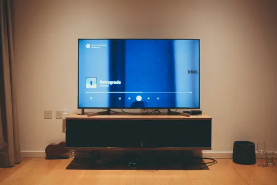 A living room in Barcelona with a modern 4K TV displaying the TV3 logo in ultra-high definition, ahead of the nationwide DTT upgrade on 5 November 2026.