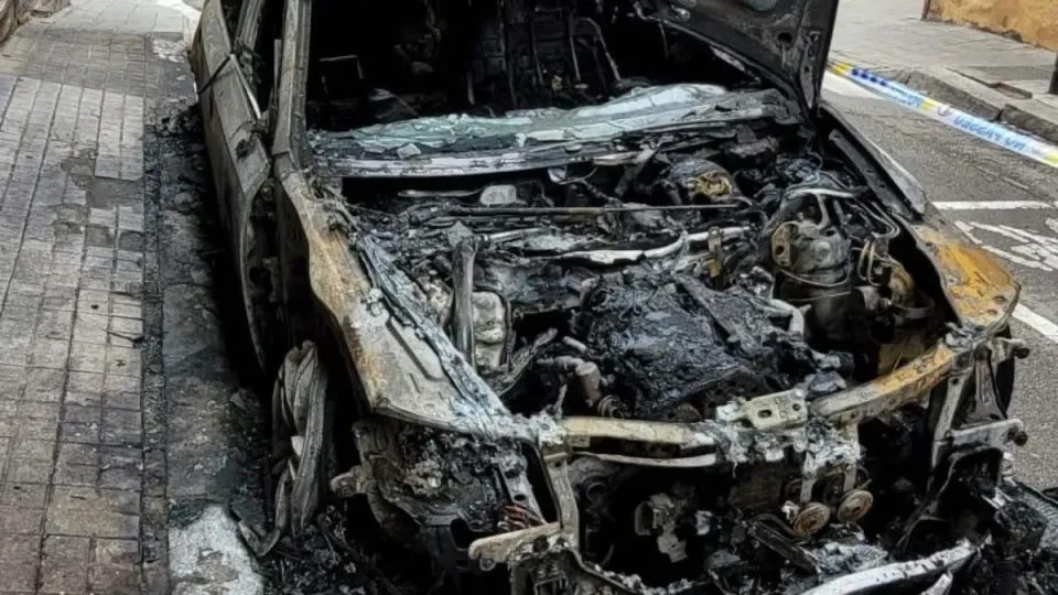Car Engulfed in Flames in Barcelona’s Carmel District