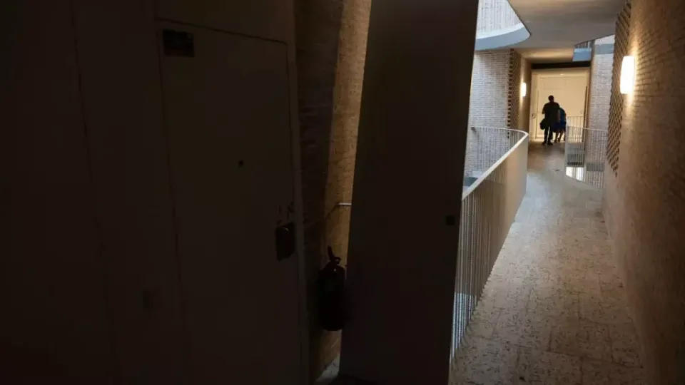 Barcelona detects 357 faults and defects in a block of public housing opened in 2023