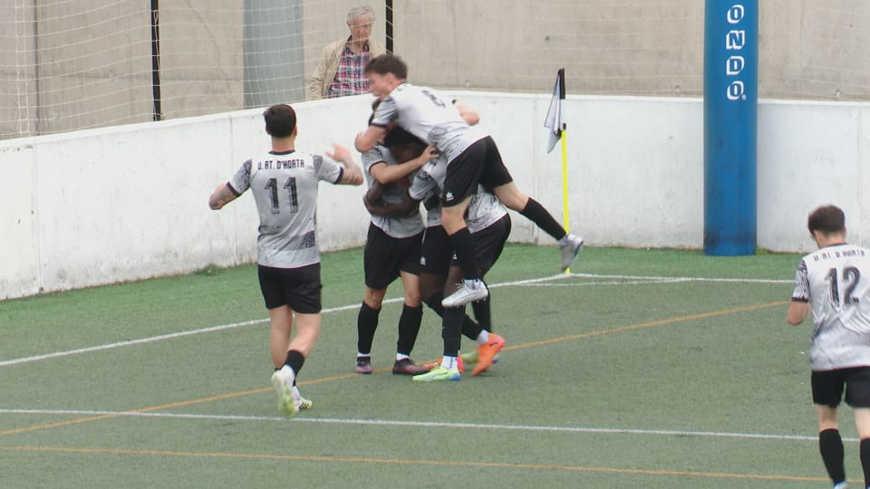 Horta FC players celebrating a goal on the pitch during a football match against Ciudad Cooperativa.
