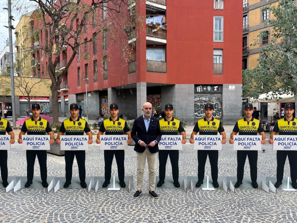 Daniel Sirera, President of the People's Party in Barcelona City Council, speaking at a podium with a 'Safe Streets' campaign