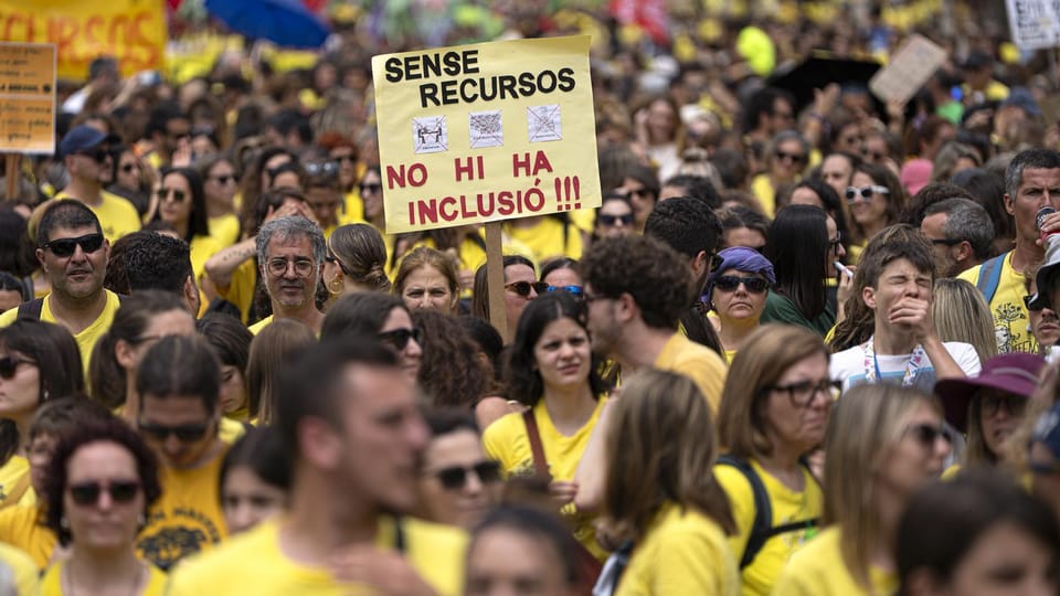 Protesters march through Barcelona demanding public education investment