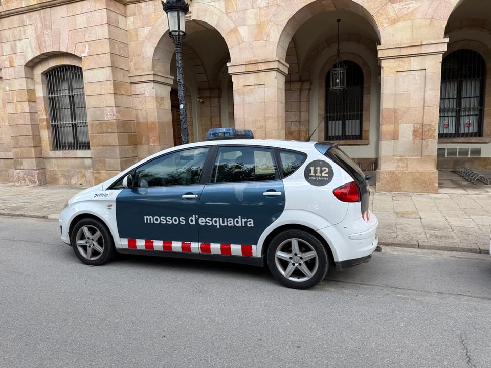 Police officers during an operation in Barcelona linked to an investigation into armed robberies and luxury home break-ins by a Trinitarios faction.