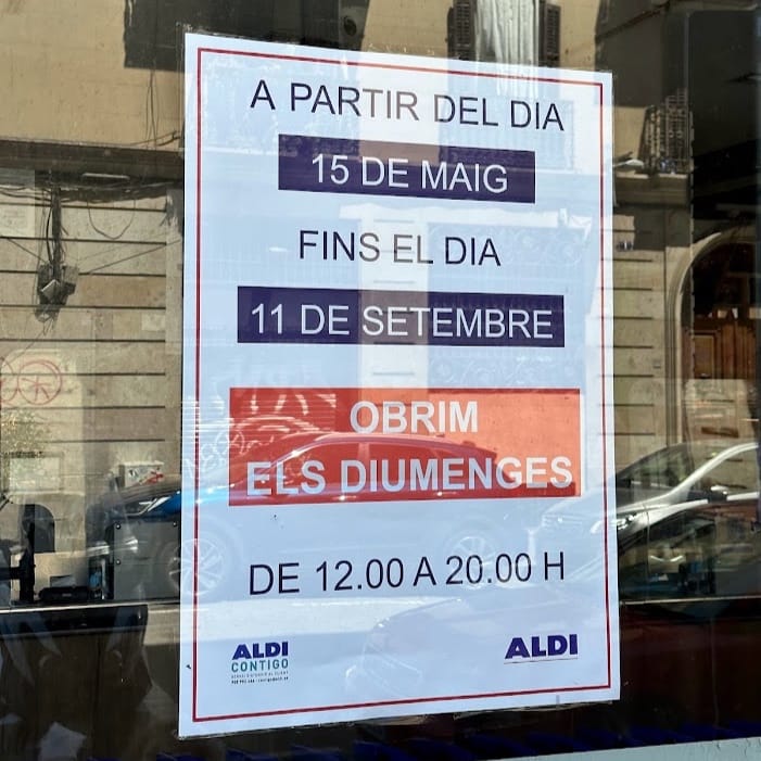 The featured image shows shoppers outside retail premises in Barcelona’s designated tourist shopping zone.