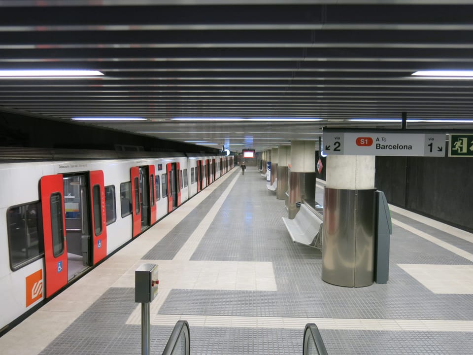 An FGC train at Gràcia station in Barcelona, where the rail service will be interrupted towards Sarrià in August 2026.
