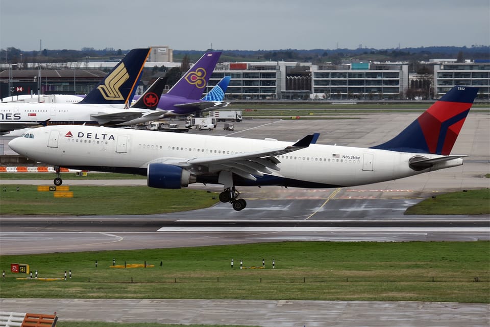 Delta jet returns to El Prat after hail damage