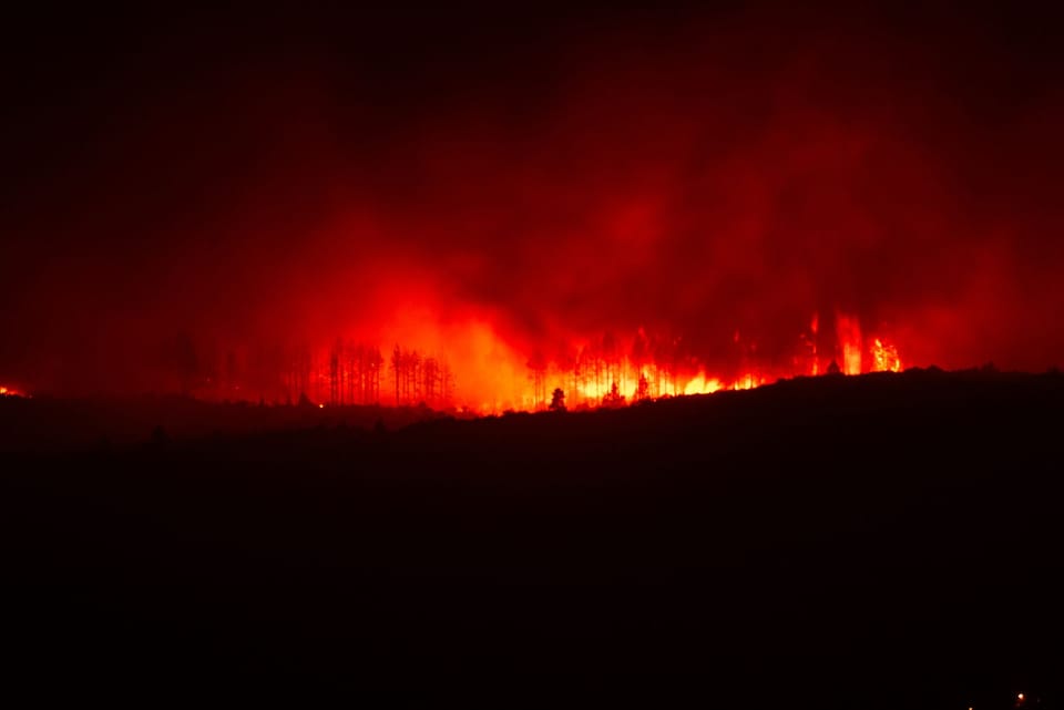 Illa urges caution as La Bisbal fire burns