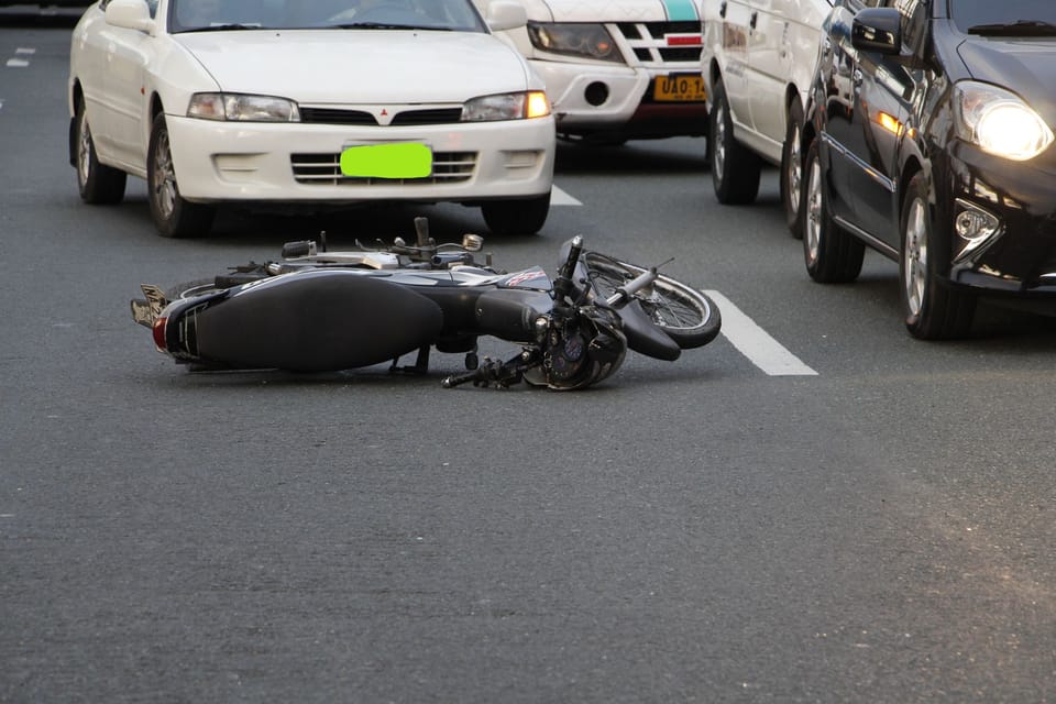 A traffic accident scene on a Barcelona street, illustrating the new process for requesting a forensic injury report.