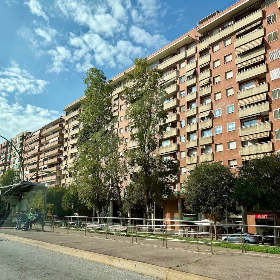A ‘for rent’ sign displayed on a residential property in Barcelona.