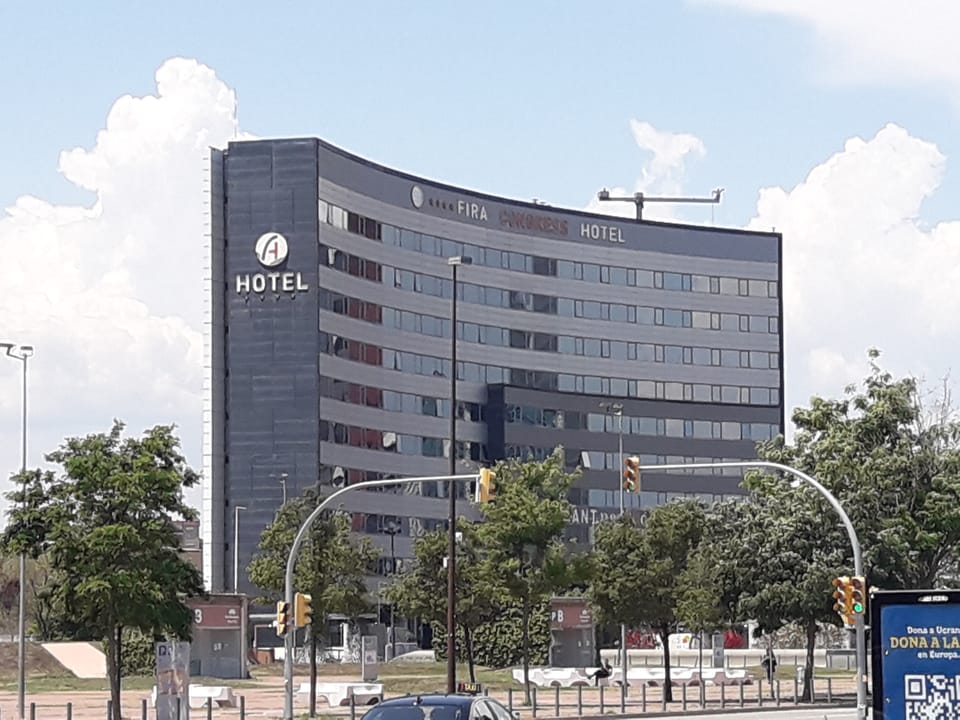 Exterior view of the Alexandre Fira Congress hotel on Carrer de José Agustín Goytisolo in L'Hospitalet de Llobregat, near Fira Barcelona.