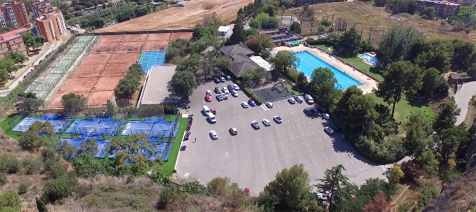 The refurbished outdoor swimming pool at CEM Tennis Montjuïc in Barcelona, with the city visible from its elevated Montjuïc setting.
