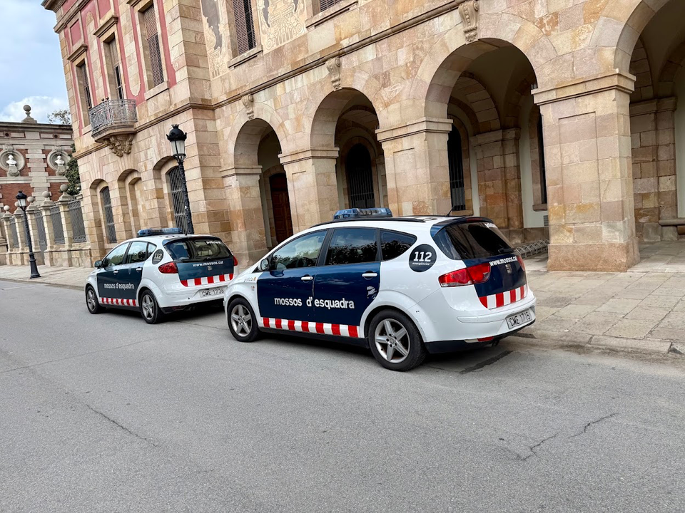 Police officers on patrol along Passeig de Sant Joan in Barcelona following a reported theft involving a gold chain.
