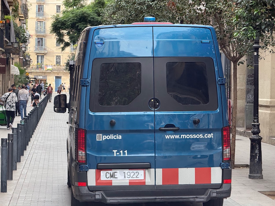 An older wallet-theft victim in Barcelona pictured in material accompanying the Mossos d'Esquadra arrest report.