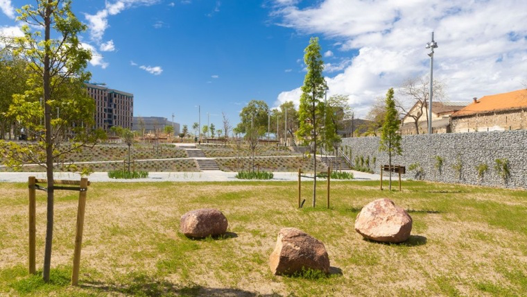 Solar pergola with photovoltaic panels installed in Parc de les Tretze Roses, La Marina del Prat Vermell, Barcelona.