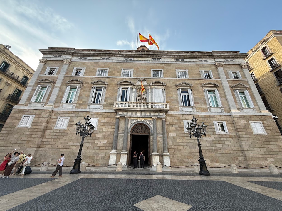 Salvador Illa, president of the Generalitat, stands at the Politburo headquarters in Hanoi, Vietnam.