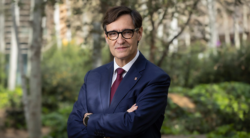 Mònica Sales speaks to journalists at Parc de la Ciutadella in Barcelona about Junts per Catalunya's criticism of the Generalitat government.
