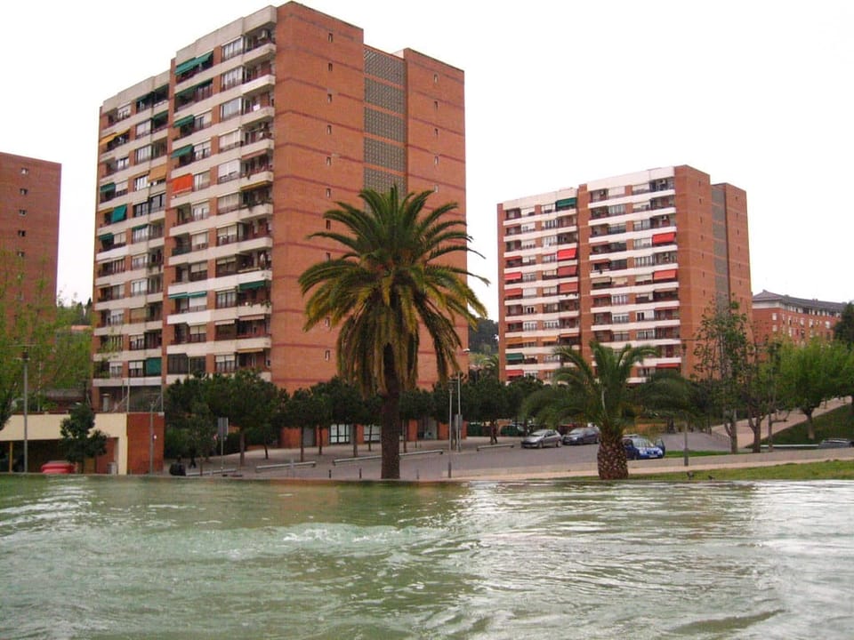 The featured image shows a Mossos d'Esquadra police vehicle in Badalona.
