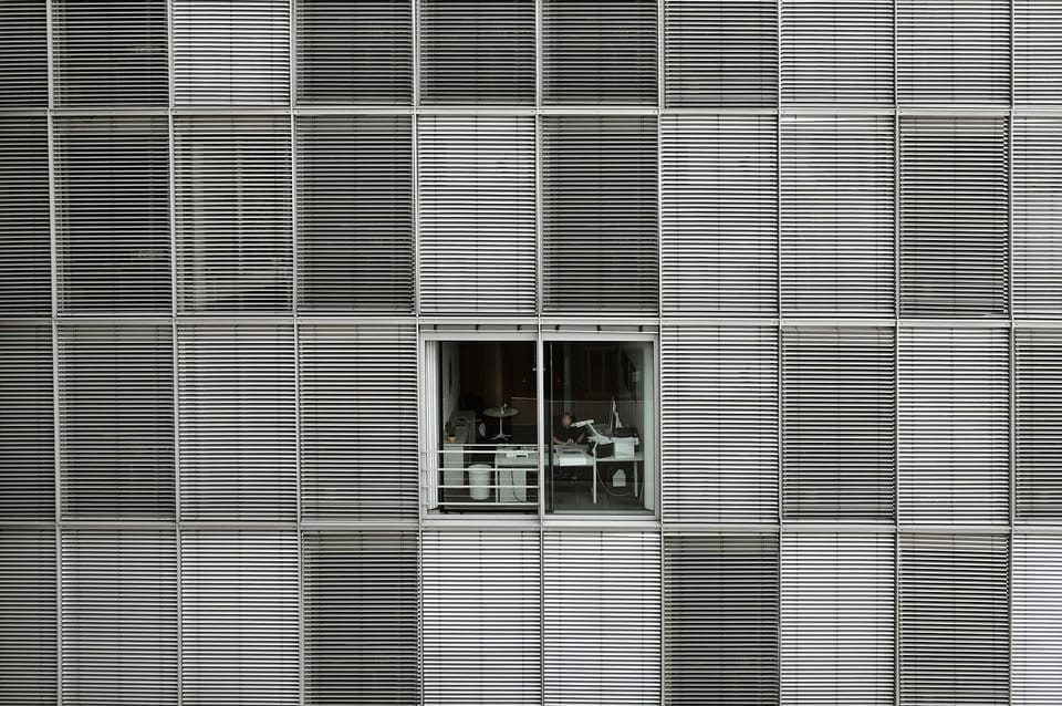 A worker at a desk in Baix Llobregat, illustrating unpaid overtime affecting employees in Baix Llobregat and L'Hospitalet de Llobregat.