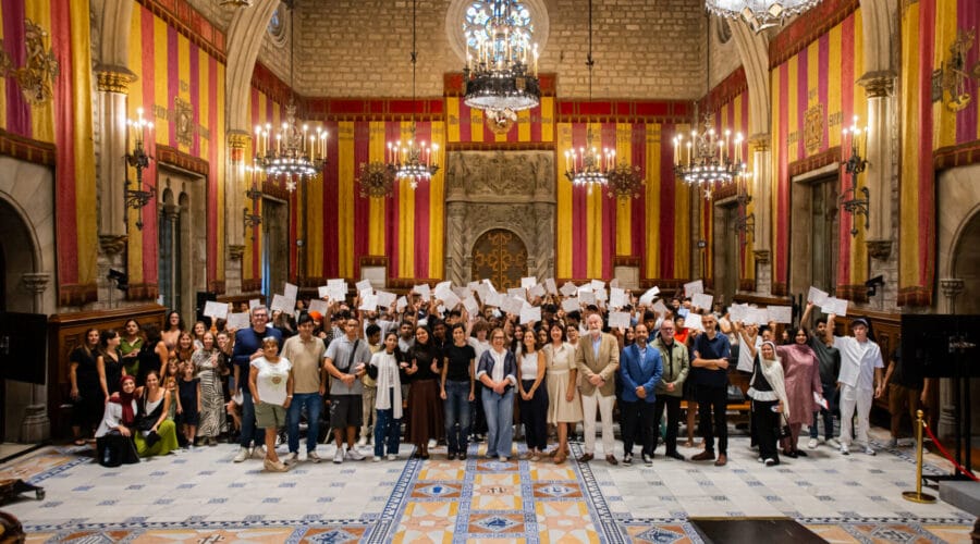Young participants in the 'A l'estiu, Barcelona t'acull' programme at a Barcelona public library during a workshop session.