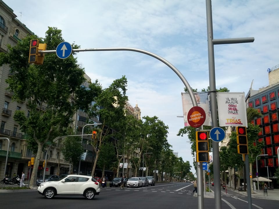 Barcelona Seeks Pause on New Traffic Light Rule