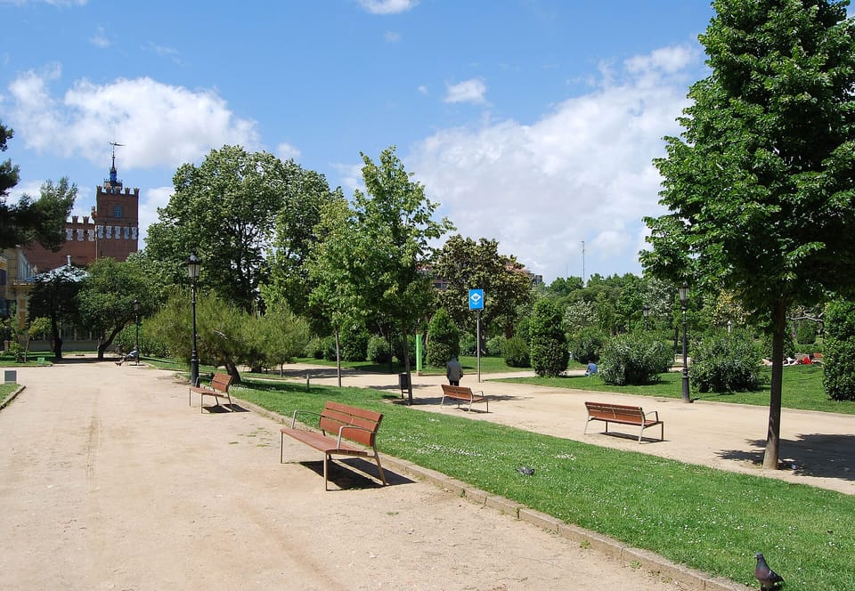 A quiet path through Parc de la Ciutadella in Barcelona, trees and greenery on either side