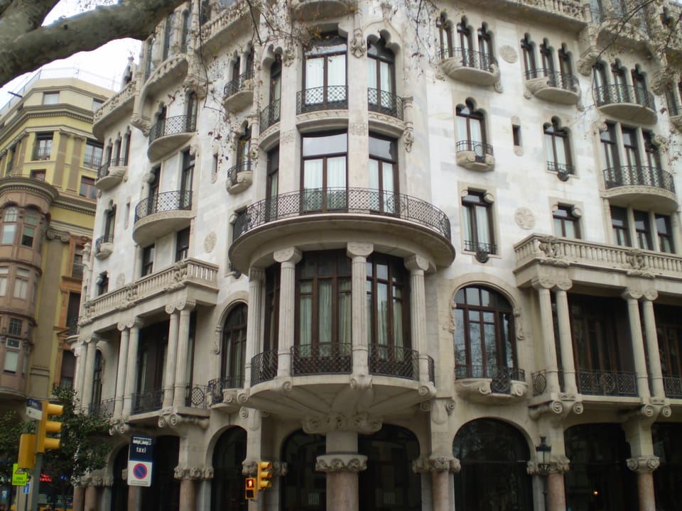 Man Stabbed in Neck at Barcelona's Casa Fuster Hotel