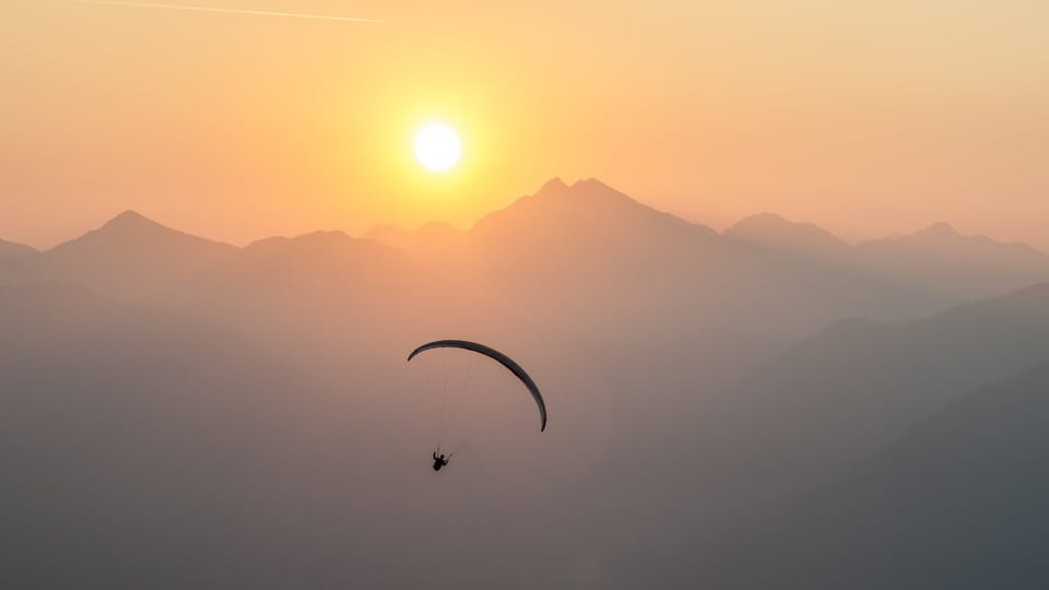 Paraglider Dies After Hitting Power Cable in Santpedor