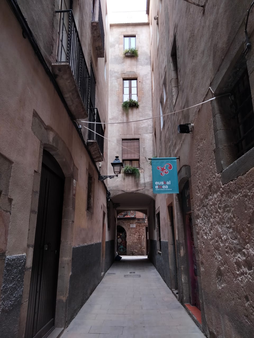 Fifteen evacuated after El Raval bicycle workshop fire