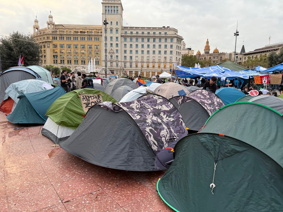 PP asks Illa to clear Plaça Catalunya camp