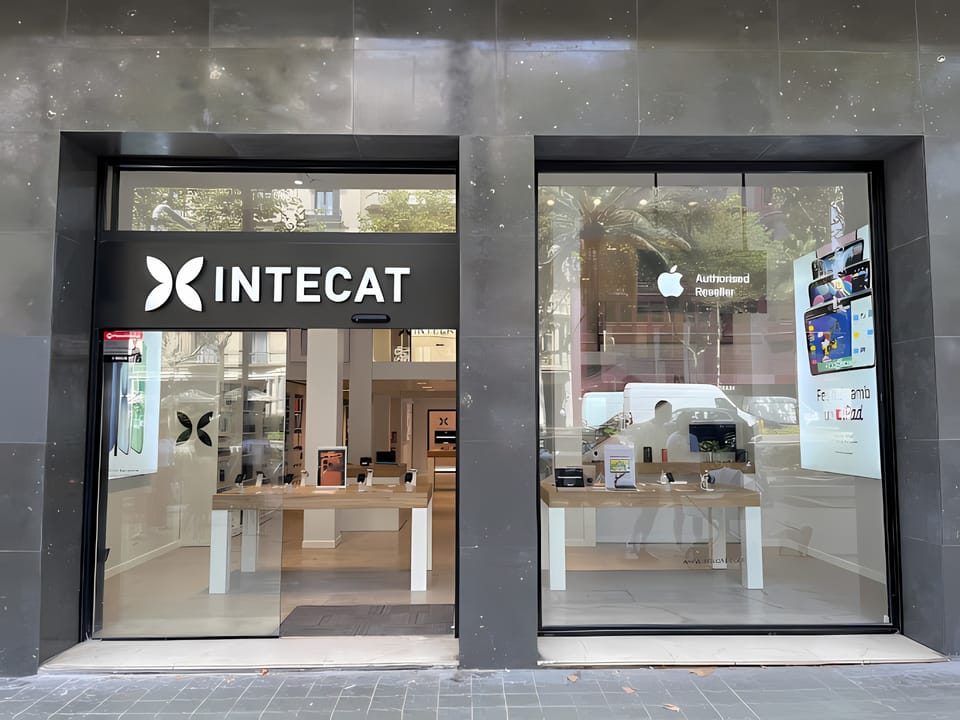 Two Cars Rammed Into Barcelona Apple Store