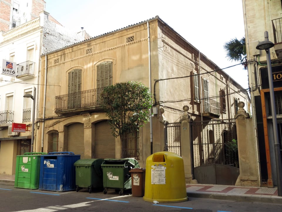 Man Stabs Another in Santa Coloma Fight, Flees Scene