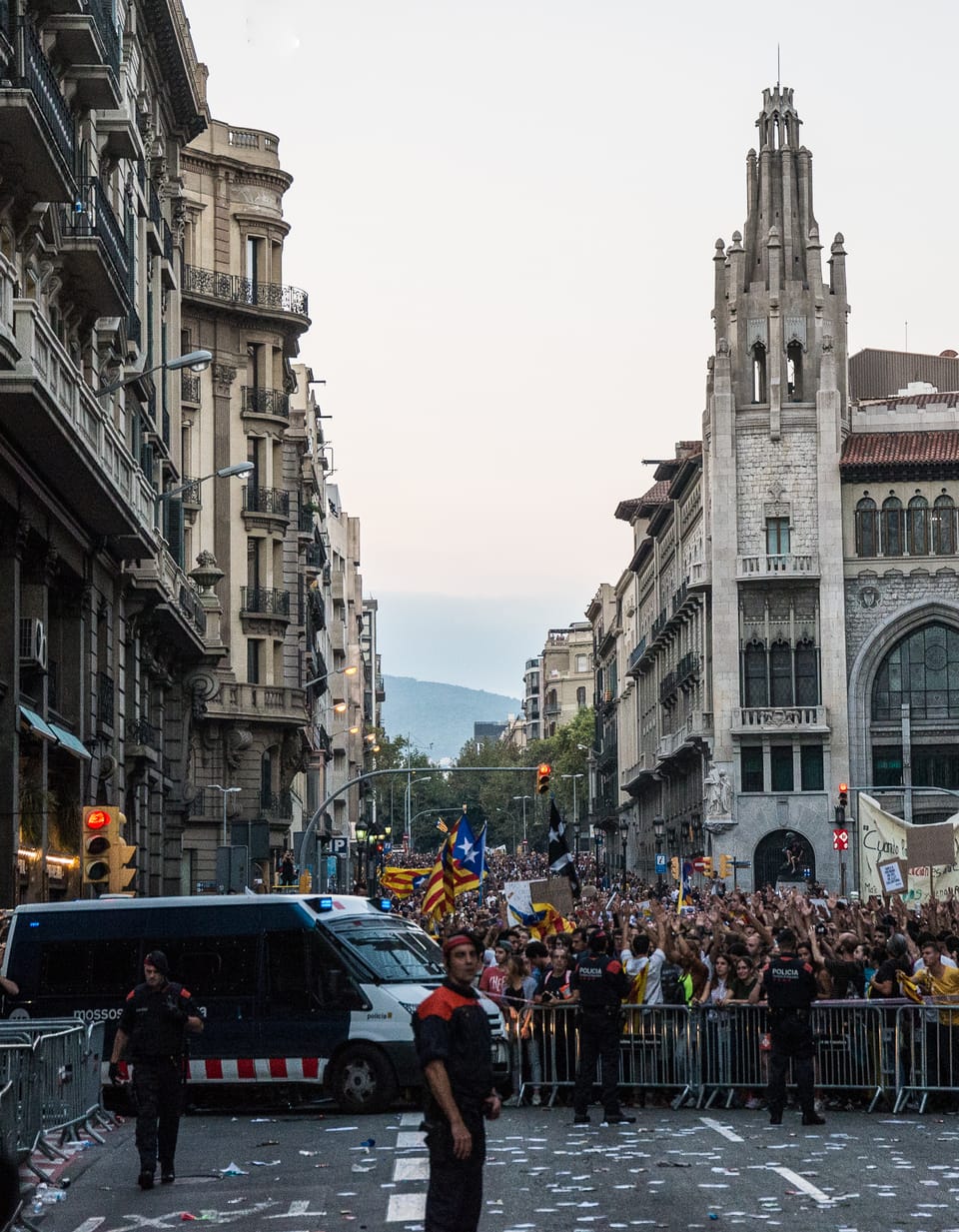 Mossos Deploy to Block Siege of Layetana Police HQ