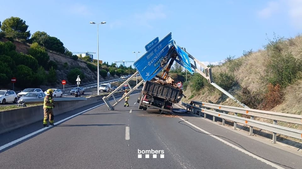 Truck Knocks Down Sign, Closes N-II to B-20 Link in Montgat