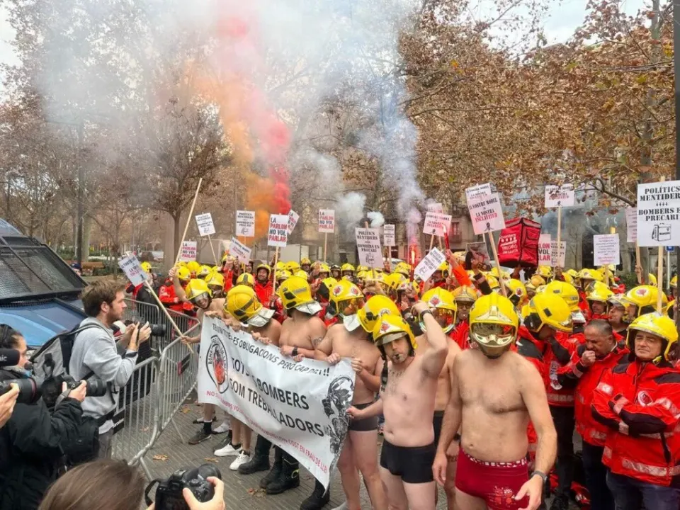 Catalonia Volunteer Firefighters Sue Over Working Conditions