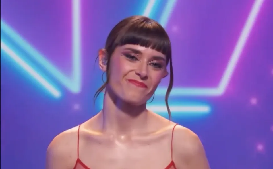 Aina Machuca smiling and holding a trophy on stage with confetti falling, celebrating her win on 'Eufòria'.