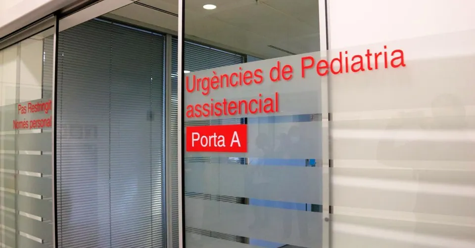 Hospital Vall d'Hebron entrance in Barcelona with people walking nearby.