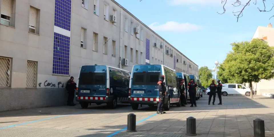 Police vehicles and officers during a large-scale operation in a residential neighbourhood of El Prat de Llobregat.
