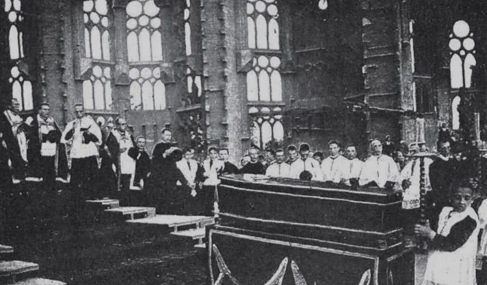 Antoni Gaudí's funeral procession in Barcelona, 1926, with a large crowd gathered.